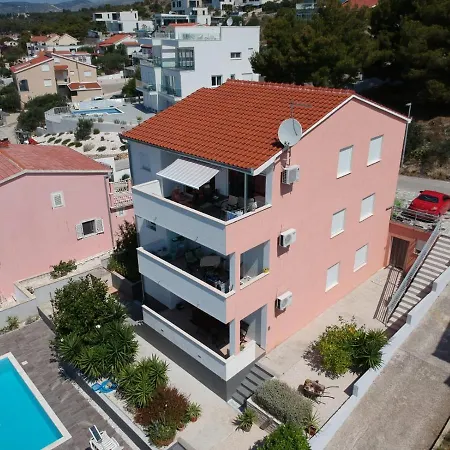 Stunning View With Pool 아파트 *