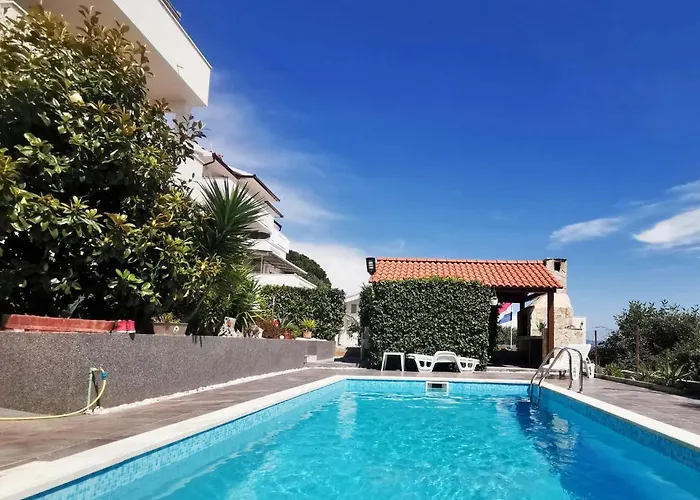 Stunning View With Pool Apartmán