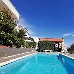 Stunning View With Pool 아파트