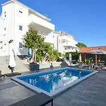 아파트 Stunning View With Pool 트로기르