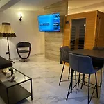 아파트 Stunning View With Pool 트로기르