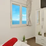 Stunning View With Pool 아파트 트로기르