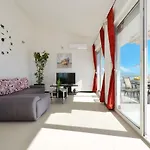 Stunning View With Pool 아파트 트로기르