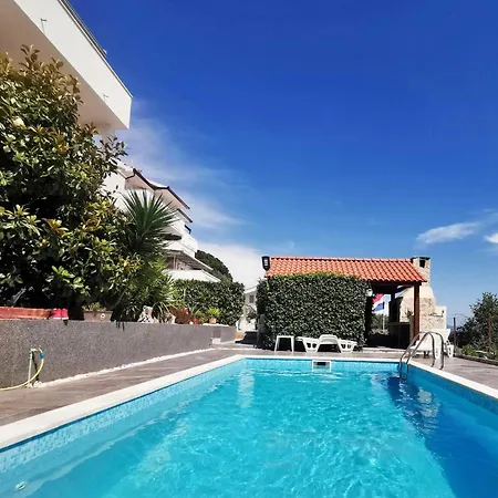 Stunning View With Pool Apartamento