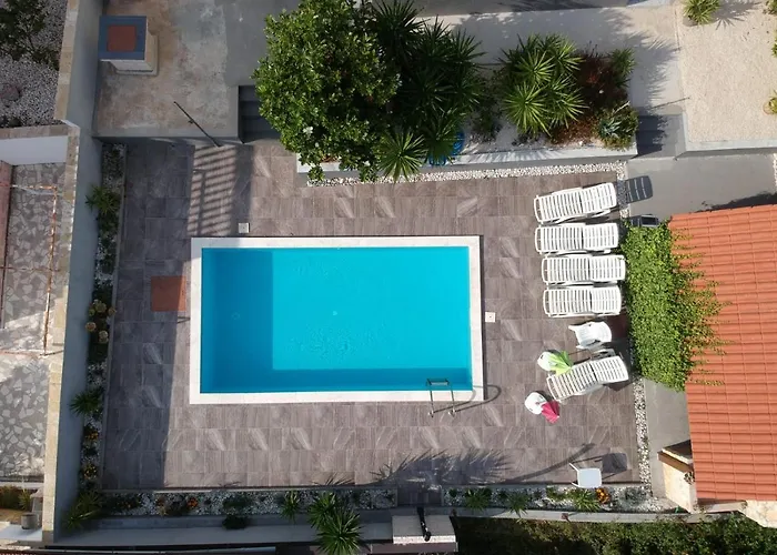 Stunning View With Pool تروغير