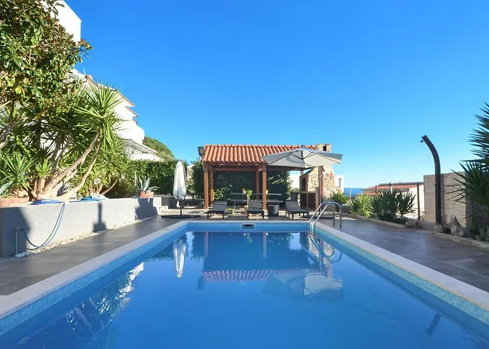 Stunning View With Pool تروغير