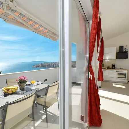 Stunning View With Pool Appartement